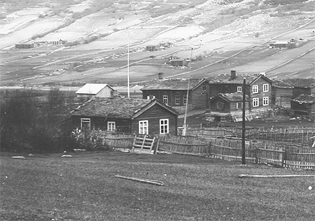 Dette bildet er henta frå Skjåk historielag sitt fotoarkiv og er vel teke av Stakston. Bildet er det eldste vi har av garden og er nok teke rundt 1915.